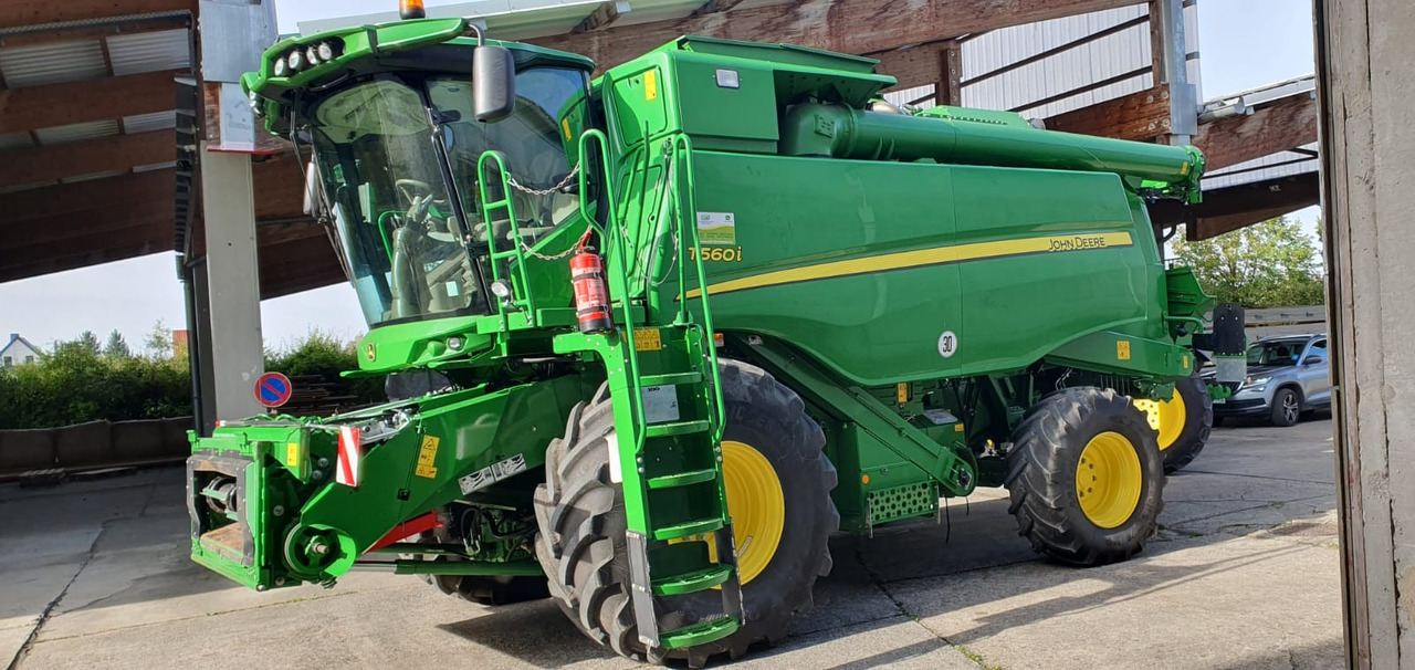 John Deere T560 - Combine harvester: picture 1 John Deere T560 - Combine harvester: picture 1