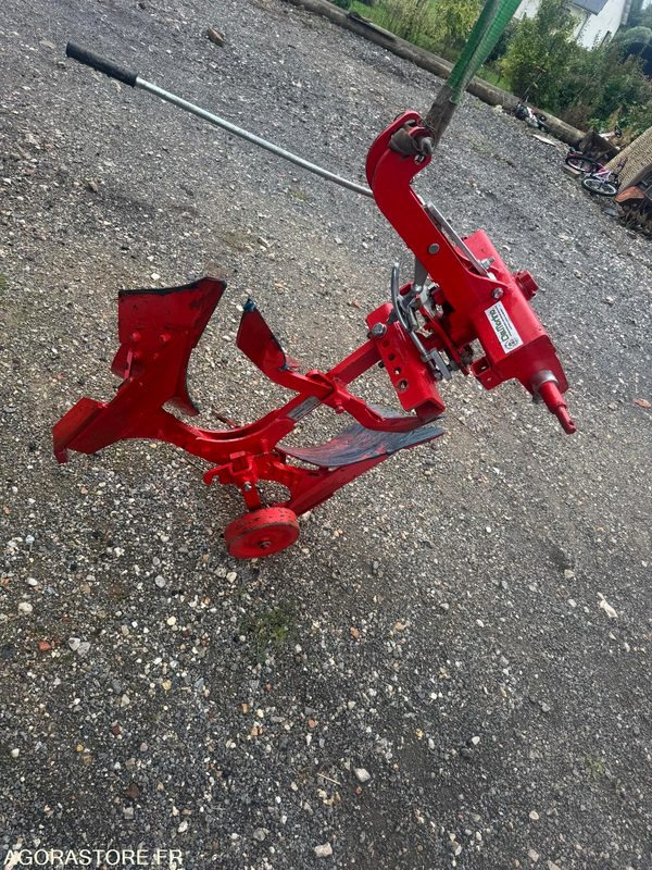 CHARRUE 1 SOCLE MICRO TRACTEUR - Agricultural machinery: picture 2 CHARRUE 1 SOCLE MICRO TRACTEUR - Agricultural machinery: picture 2