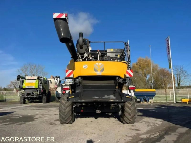 Agricultural machinery MOISSONNEUSE BATTEUSE NEW HOLLAND CR 8.80 - 2017 / 1847 HEURES: picture 15 Agricultural machinery MOISSONNEUSE BATTEUSE NEW HOLLAND CR 8.80 - 2017 / 1847 HEURES: picture 15