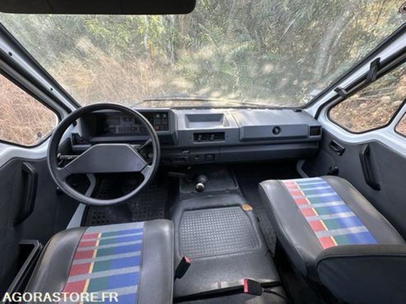 BIBLIOBUS RENAULT MASTER - 1992 - 86490KM - 6998GA2B - Panel van: picture 4 BIBLIOBUS RENAULT MASTER - 1992 - 86490KM - 6998GA2B - Panel van: picture 4