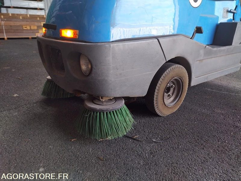 Balayeuse aspiratrice de trottoirs TENNANT LITTER HAWK 4100 - Road sweeper: picture 4 Balayeuse aspiratrice de trottoirs TENNANT LITTER HAWK 4100 - Road sweeper: picture 4