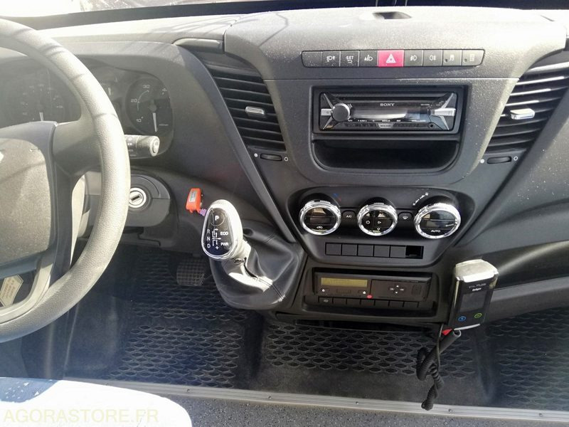 Bus Iveco UNVI 70C17 - 2017 - 120 000 km - School bus: picture 3 Bus Iveco UNVI 70C17 - 2017 - 120 000 km - School bus: picture 3