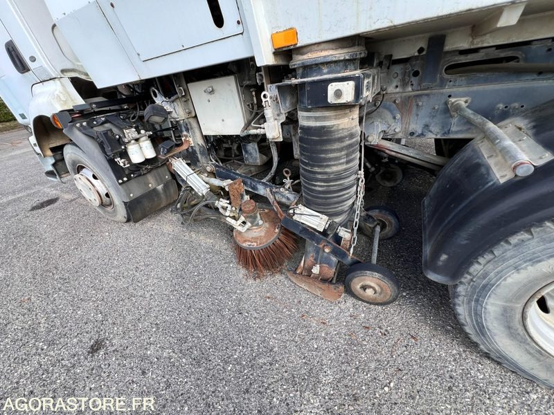CAMION BALAYEUSE - RENAULT SCARAB MAJOR - 2004 - Road sweeper: picture 4 CAMION BALAYEUSE - RENAULT SCARAB MAJOR - 2004 - Road sweeper: picture 4