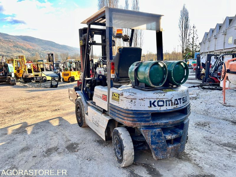 CHARIOT ÉLÉVATEUR À GAZ KOMATSU FG25T-11E AVEC PINCES - 1995 / 7938 HEURES - Diesel forklift: picture 2 CHARIOT ÉLÉVATEUR À GAZ KOMATSU FG25T-11E AVEC PINCES - 1995 / 7938 HEURES - Diesel forklift: picture 2