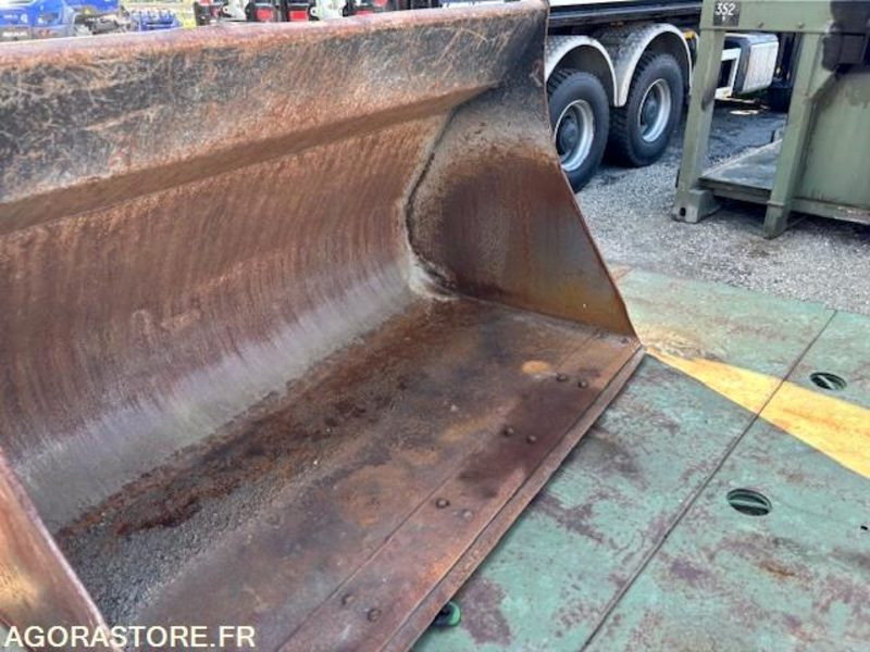GODET DE CHARGEUR 2800 LITRES EN ATTACHE TYPE VOLVO - Loader bucket: picture 2 GODET DE CHARGEUR 2800 LITRES EN ATTACHE TYPE VOLVO - Loader bucket: picture 2