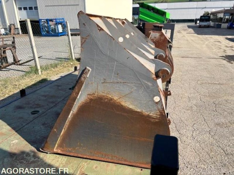 GODET DE CHARGEUR 2800 LITRES EN ATTACHE TYPE VOLVO - Loader bucket: picture 3 GODET DE CHARGEUR 2800 LITRES EN ATTACHE TYPE VOLVO - Loader bucket: picture 3