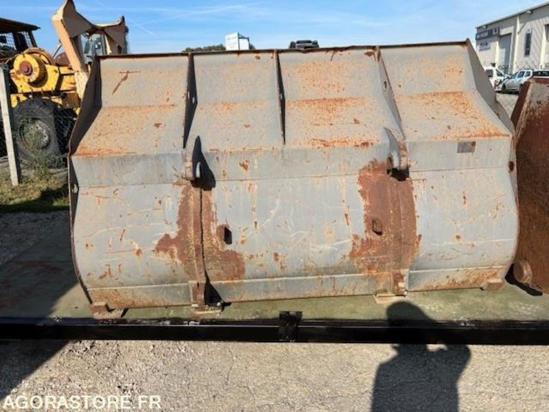GODET DE CHARGEUR 2800 LITRES EN ATTACHE TYPE VOLVO - Loader bucket: picture 4 GODET DE CHARGEUR 2800 LITRES EN ATTACHE TYPE VOLVO - Loader bucket: picture 4