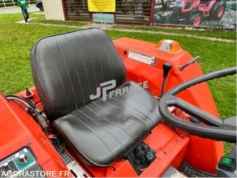 MICROTRACTEUR KUBOTA L1-185 4RM 3 CYLINDRES DIESEL 1300CM3 DANS L'ETAT - Farm tractor: picture 4 MICROTRACTEUR KUBOTA L1-185 4RM 3 CYLINDRES DIESEL 1300CM3 DANS L'ETAT - Farm tractor: picture 4