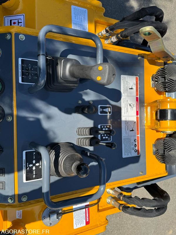Mini chargeuse porte outils à chenilles moteur Honda 22CV. - Compact track loader: picture 2 Mini chargeuse porte outils à chenilles moteur Honda 22CV. - Compact track loader: picture 2