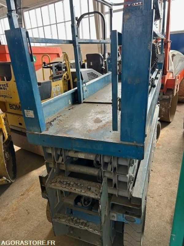 NACELLE CISEAUX GENIE GS-2032 423 HRS 2006 - Scissor lift: picture 1 NACELLE CISEAUX GENIE GS-2032 423 HRS 2006 - Scissor lift: picture 1