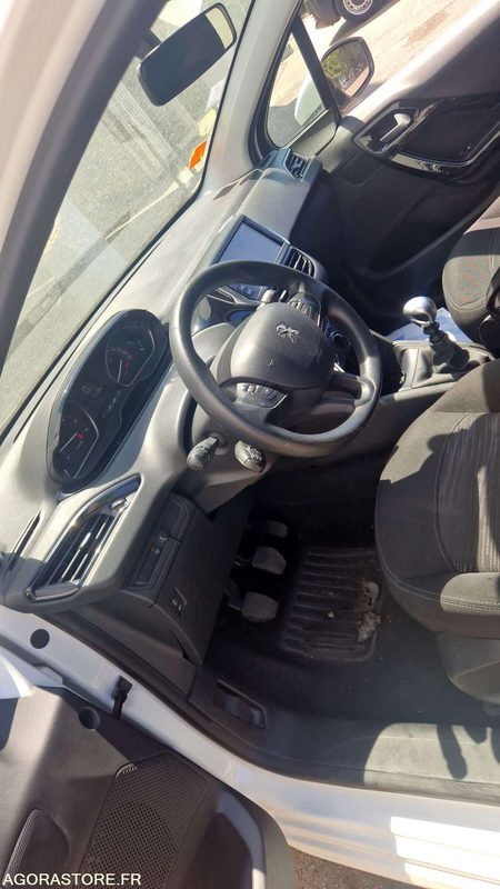 PEUGEOT 208 - 2018 - 113017KM - Car: picture 4 PEUGEOT 208 - 2018 - 113017KM - Car: picture 4