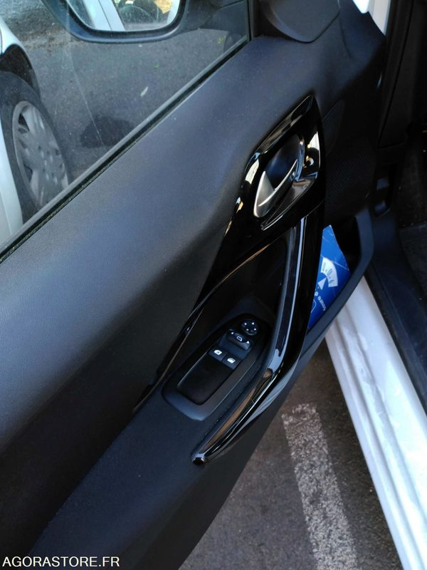 PEUGEOT 208 - Car: picture 5 PEUGEOT 208 - Car: picture 5