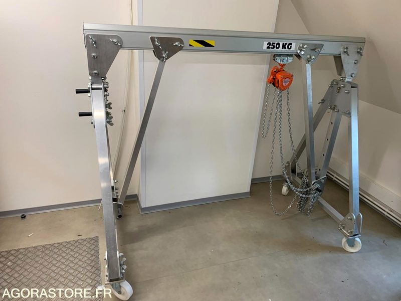 Portique de levage pour une charge de 250kg et treuil manuel de charge 500kg - Tool/ Equipment: picture 1 Portique de levage pour une charge de 250kg et treuil manuel de charge 500kg - Tool/ Equipment: picture 1