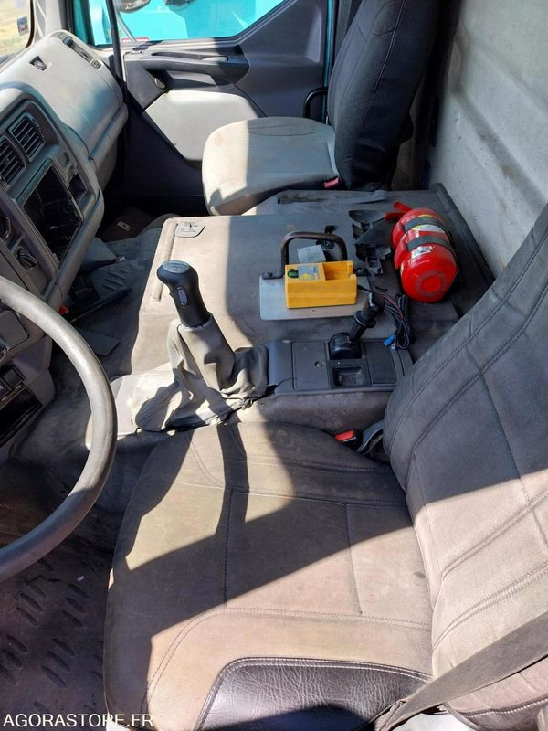 RENAULT PREMIUM 320-19 / 2005 / 445 375 km - Cab chassis truck: picture 4 RENAULT PREMIUM 320-19 / 2005 / 445 375 km - Cab chassis truck: picture 4