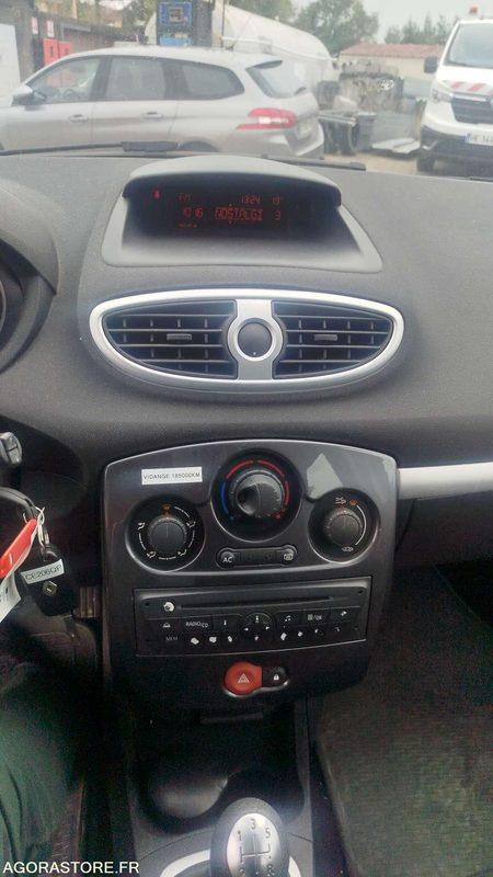 Car Renault - Clio - 2012 - 172874 kms: picture 12