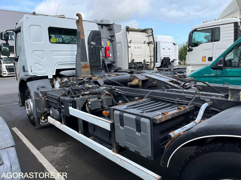 Renault PORTEUR / 318 000km / 2009 - Hook lift truck: picture 5 Renault PORTEUR / 318 000km / 2009 - Hook lift truck: picture 5