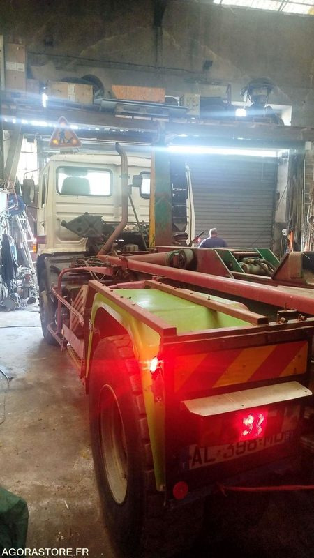 Renault Poids lourd G230 - 1985 - 564616KM - Hook lift truck: picture 3 Renault Poids lourd G230 - 1985 - 564616KM - Hook lift truck: picture 3