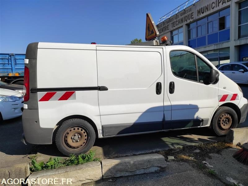 Renault Trafic II Fourgon Phase 2 L1H1 1000kg 2.0 dCi 16V 90 cv - Panel van: picture 3 Renault Trafic II Fourgon Phase 2 L1H1 1000kg 2.0 dCi 16V 90 cv - Panel van: picture 3