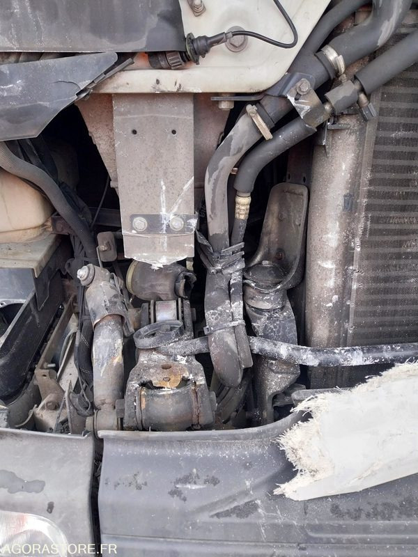 Tractor unit Tracteur RENAULT ADR pompe anneau liquide - 2003/ 808 664KM (ACCIDENTE): picture 6