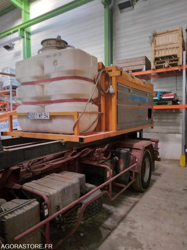 Camion poids lourd IVECO avec saleuse ACOMETIS (non roulant) - Truck: picture 2 Camion poids lourd IVECO avec saleuse ACOMETIS (non roulant) - Truck: picture 2