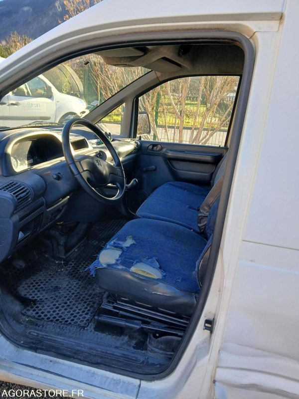 PEUGEOT EXPERT EN L'ETAT REMORQUE IMPERATVIE POUR ENLEVEMENT - Van: picture 4 PEUGEOT EXPERT EN L'ETAT REMORQUE IMPERATVIE POUR ENLEVEMENT - Van: picture 4