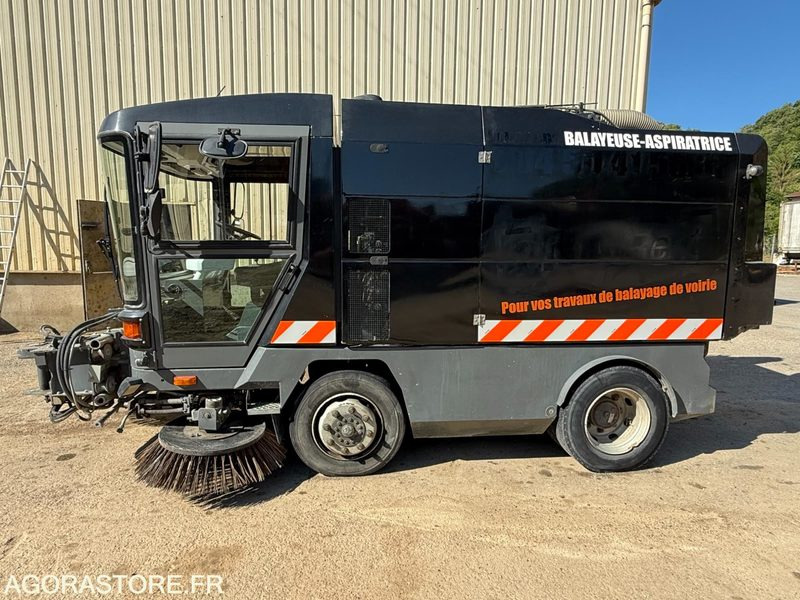 Balayeuse aspiratrice MATHIEUX C 560-2003-6077 Heures - Road sweeper: picture 2 Balayeuse aspiratrice MATHIEUX C 560-2003-6077 Heures - Road sweeper: picture 2