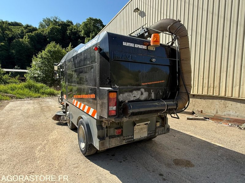 Balayeuse aspiratrice MATHIEUX C 560-2003-6077 Heures - Road sweeper: picture 3 Balayeuse aspiratrice MATHIEUX C 560-2003-6077 Heures - Road sweeper: picture 3