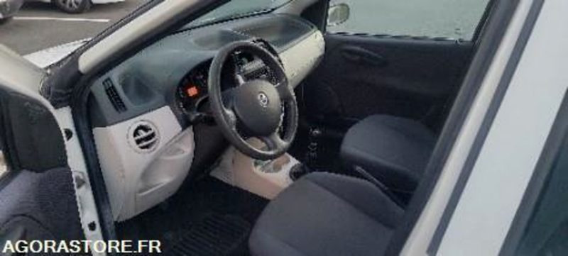 Fiat punto 137166 kms 2005 - Car: picture 5 Fiat punto 137166 kms 2005 - Car: picture 5
