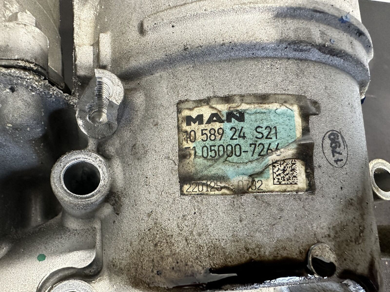 MAN oil filter housing with coolant - Engine and parts for Truck: picture 3 MAN oil filter housing with coolant - Engine and parts for Truck: picture 3