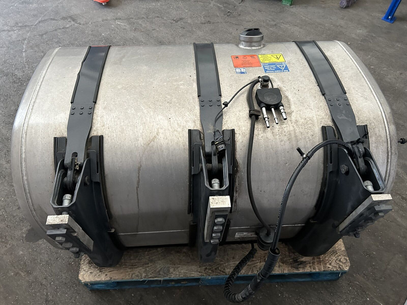 Scania 525L complete fuel tank with fuel optimiser brackets 700x725x124 - Fuel tank for Truck: picture 4 Scania 525L complete fuel tank with fuel optimiser brackets 700x725x124 - Fuel tank for Truck: picture 4