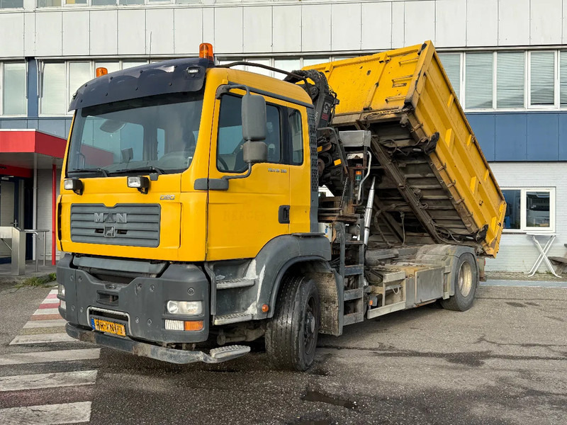 MAN TGA 18.310 4X4 + HIAB 122 ES-2 - DAMAGED CRANE - Tipper, Crane truck: picture 1 MAN TGA 18.310 4X4 + HIAB 122 ES-2 - DAMAGED CRANE - Tipper, Crane truck: picture 1