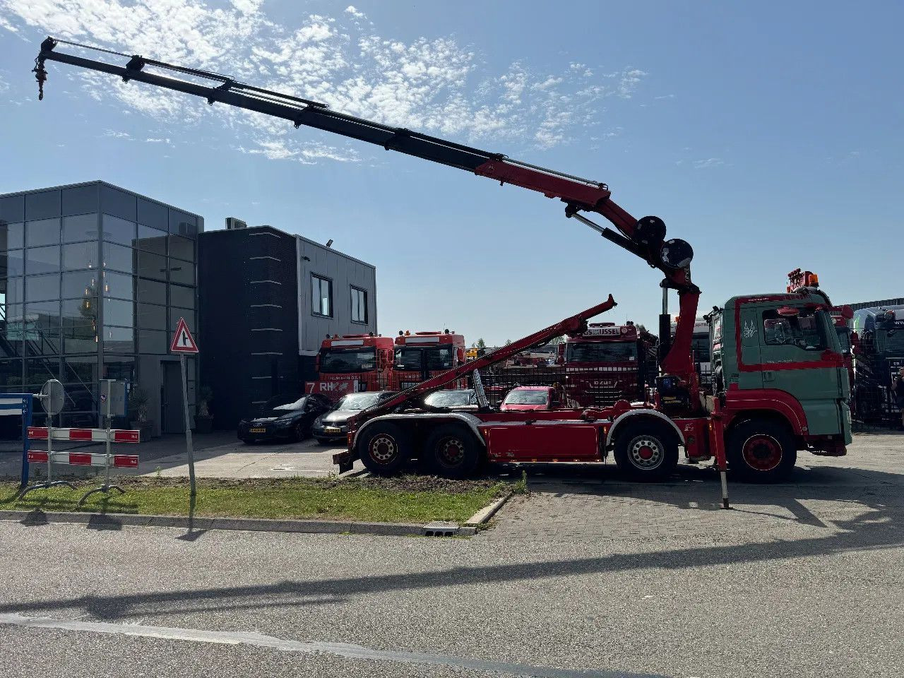 MAN TGS 35.480 8X4 HMF 2420 K5 + HMF ABLE + REMOTE C - Hook lift truck, Crane truck: picture 3 MAN TGS 35.480 8X4 HMF 2420 K5 + HMF ABLE + REMOTE C - Hook lift truck, Crane truck: picture 3