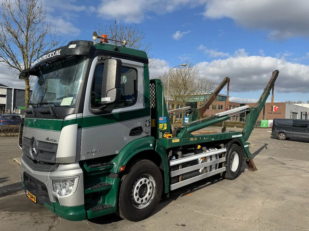 Mercedes-Benz Antos 2140 - 4X2 - EURO 6 + HYVALIFT NG2014TAXL - Skip loader truck: picture 1 Mercedes-Benz Antos 2140 - 4X2 - EURO 6 + HYVALIFT NG2014TAXL - Skip loader truck: picture 1