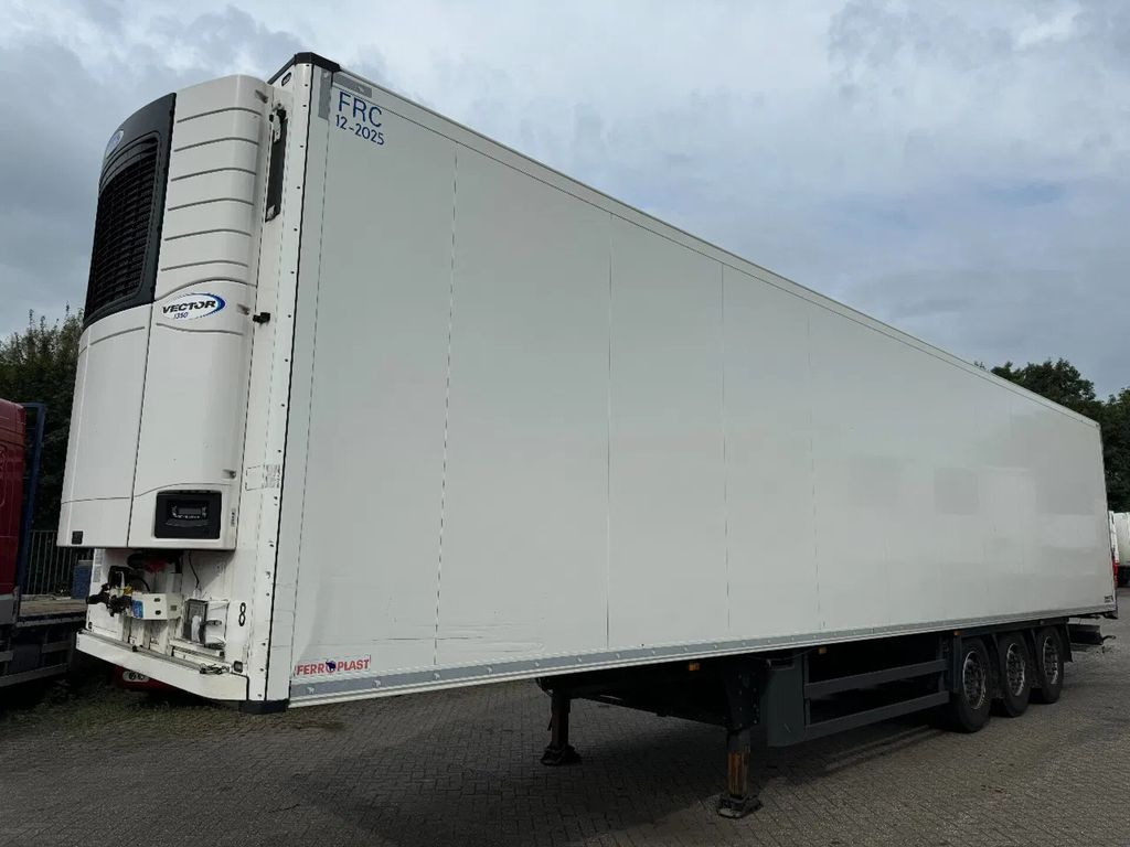 Schmitz Cargobull SCB S3B - 3 AXLE - CARRIER VECTOR 1350 + APK 01- - Refrigerator semi-trailer: picture 1 Schmitz Cargobull SCB S3B - 3 AXLE - CARRIER VECTOR 1350 + APK 01- - Refrigerator semi-trailer: picture 1