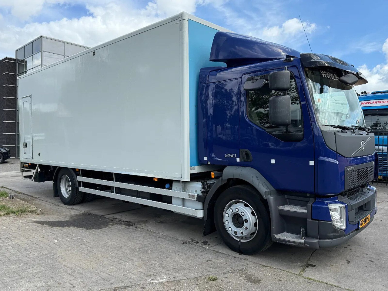 Volvo FL 250 18 TON - ONLY 169.291 KM + DHOLLANDIA LIF - Box truck: picture 3 Volvo FL 250 18 TON - ONLY 169.291 KM + DHOLLANDIA LIF - Box truck: picture 3