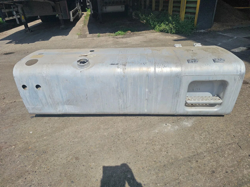 MAN Brandstoftank 595 Liter - L197 B70 H58 - Onderdeel nr. 81.122015733 - Fuel tank for Truck: picture 1 MAN Brandstoftank 595 Liter - L197 B70 H58 - Onderdeel nr. 81.122015733 - Fuel tank for Truck: picture 1