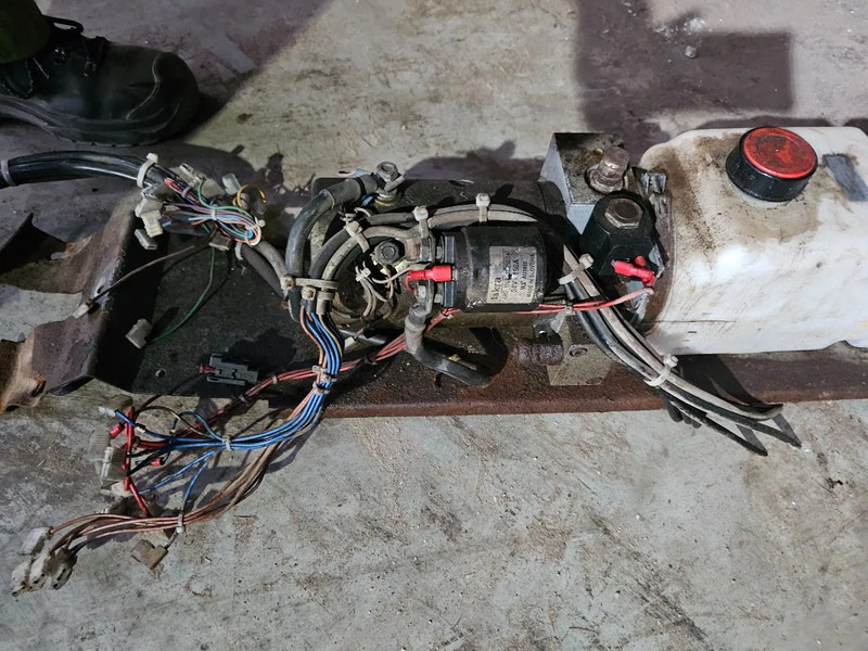Iskra Hydroliek pomp 24V 2,2kw - Spare parts for Truck: picture 1 Iskra Hydroliek pomp 24V 2,2kw - Spare parts for Truck: picture 1