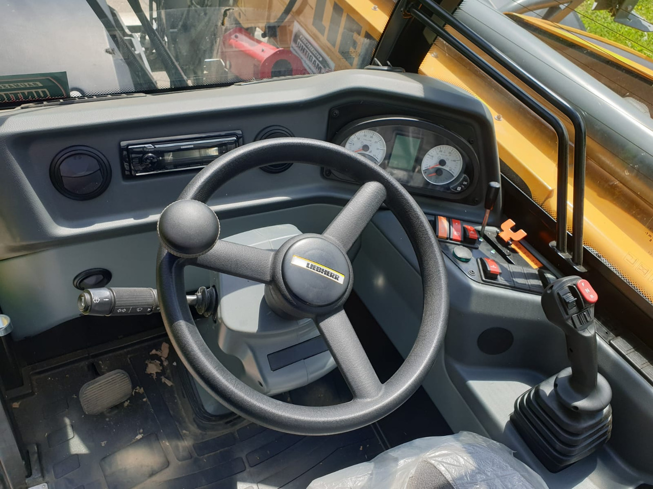 Telescopic handler LIEBHERR T 33-10: picture 11