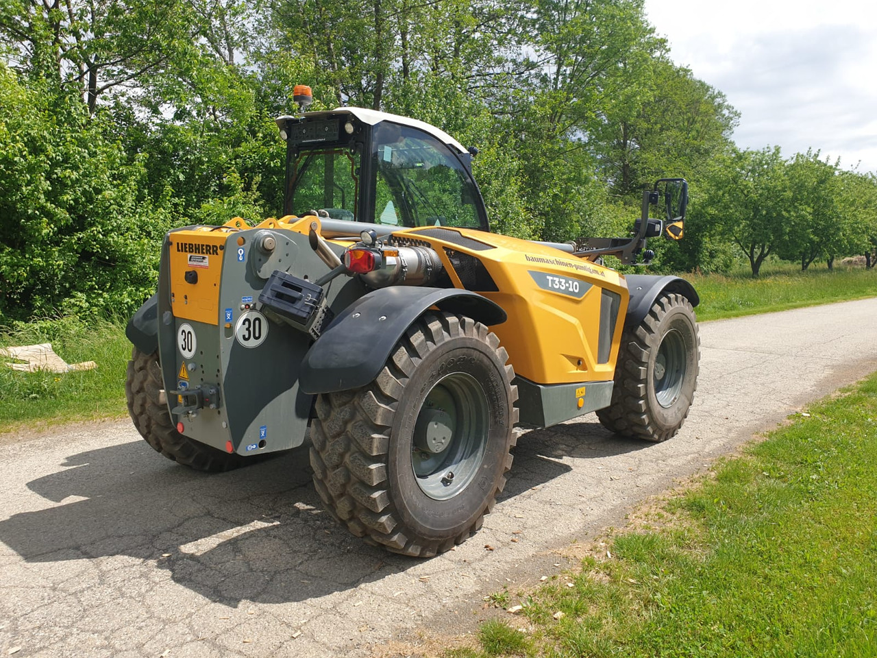 Telescopic handler LIEBHERR T 33-10: picture 8