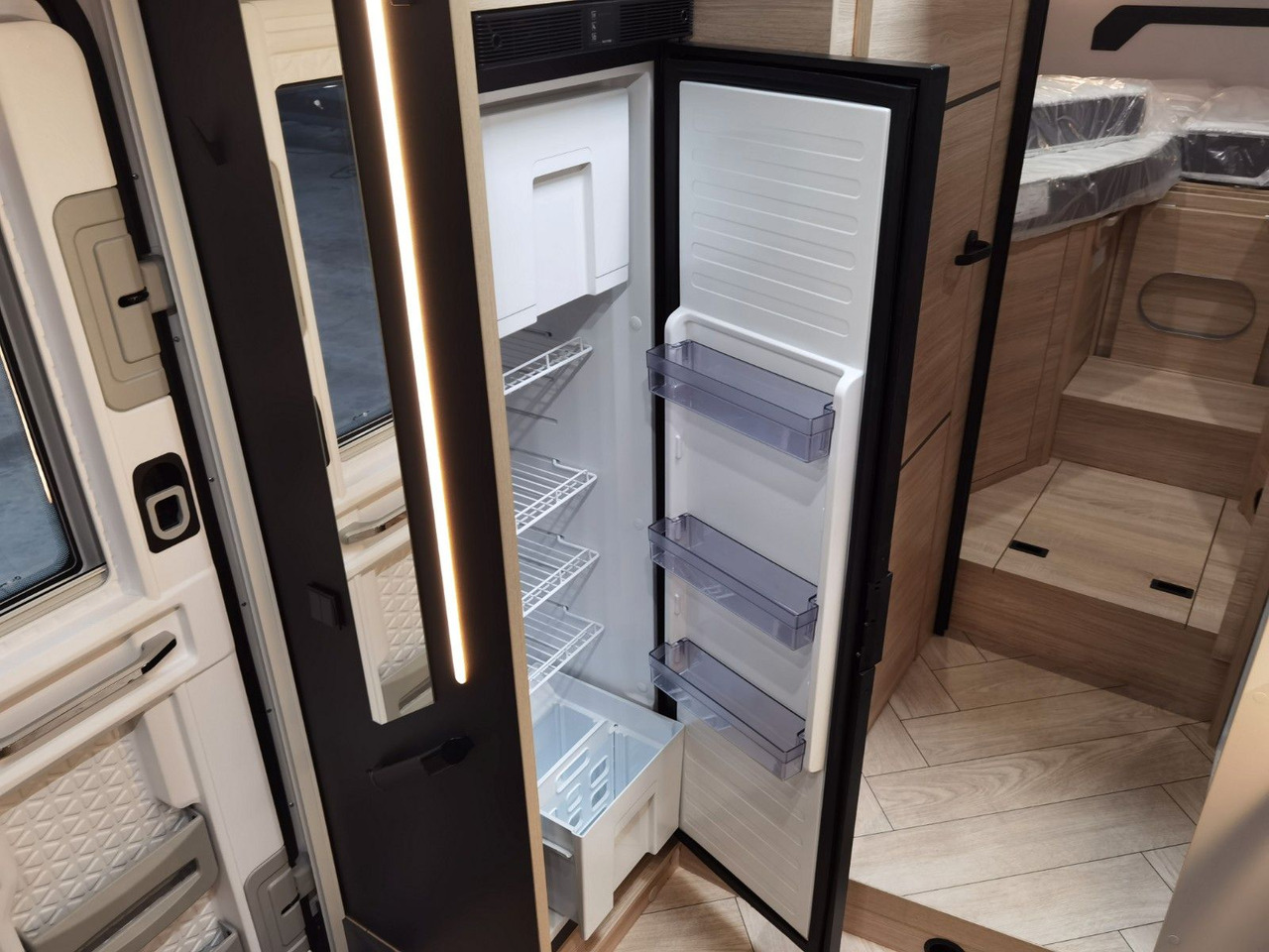 Semi-integrated motorhome Chausson 797 TITANIUM / - 2026 - / EINZELBETTEN & HUBBETT: picture 17