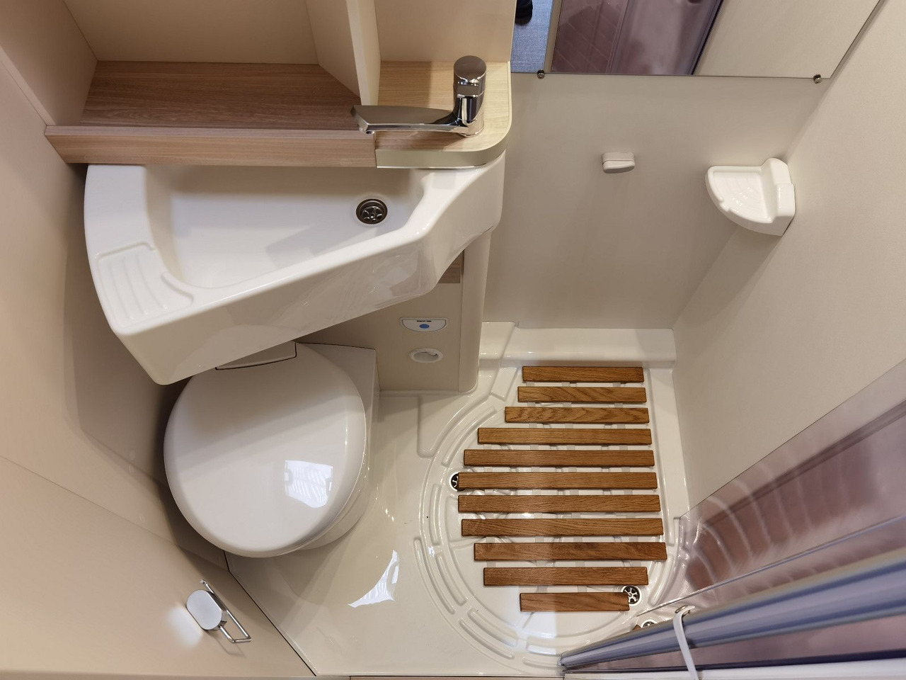 Alcove motorhome Eura Mobil ACTIVA ONE 650 HS /-2025-/ HECKSITZ&EINZELBETTEN: picture 22
