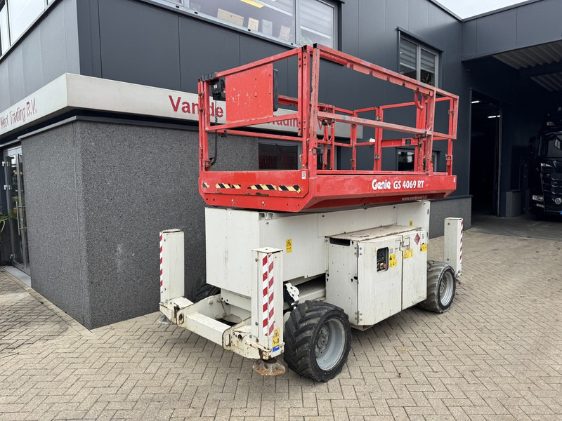 Genie GS-4069 RT Hoogwerker / arbeitsbuhne 14mtr werkhoogte 4x4 Kubota DIESEL 2013 - Scissor lift: picture 3 Genie GS-4069 RT Hoogwerker / arbeitsbuhne 14mtr werkhoogte 4x4 Kubota DIESEL 2013 - Scissor lift: picture 3