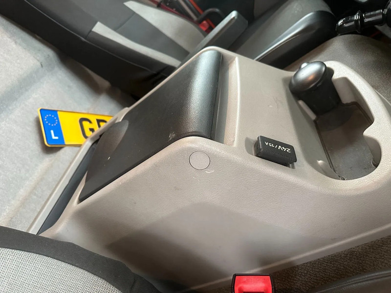 Refrigerator truck Renault D 12 220 / 264728 km: picture 9