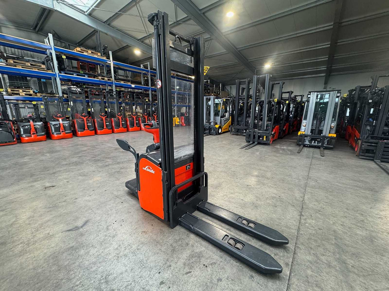 04/2012 SERVICE +UVV 10/2026 LINDE L14AP 1.400KG PALLET TRUCK ANT 2.364 HOURS - Forklift: picture 5 04/2012 SERVICE +UVV 10/2026 LINDE L14AP 1.400KG PALLET TRUCK ANT 2.364 HOURS - Forklift: picture 5