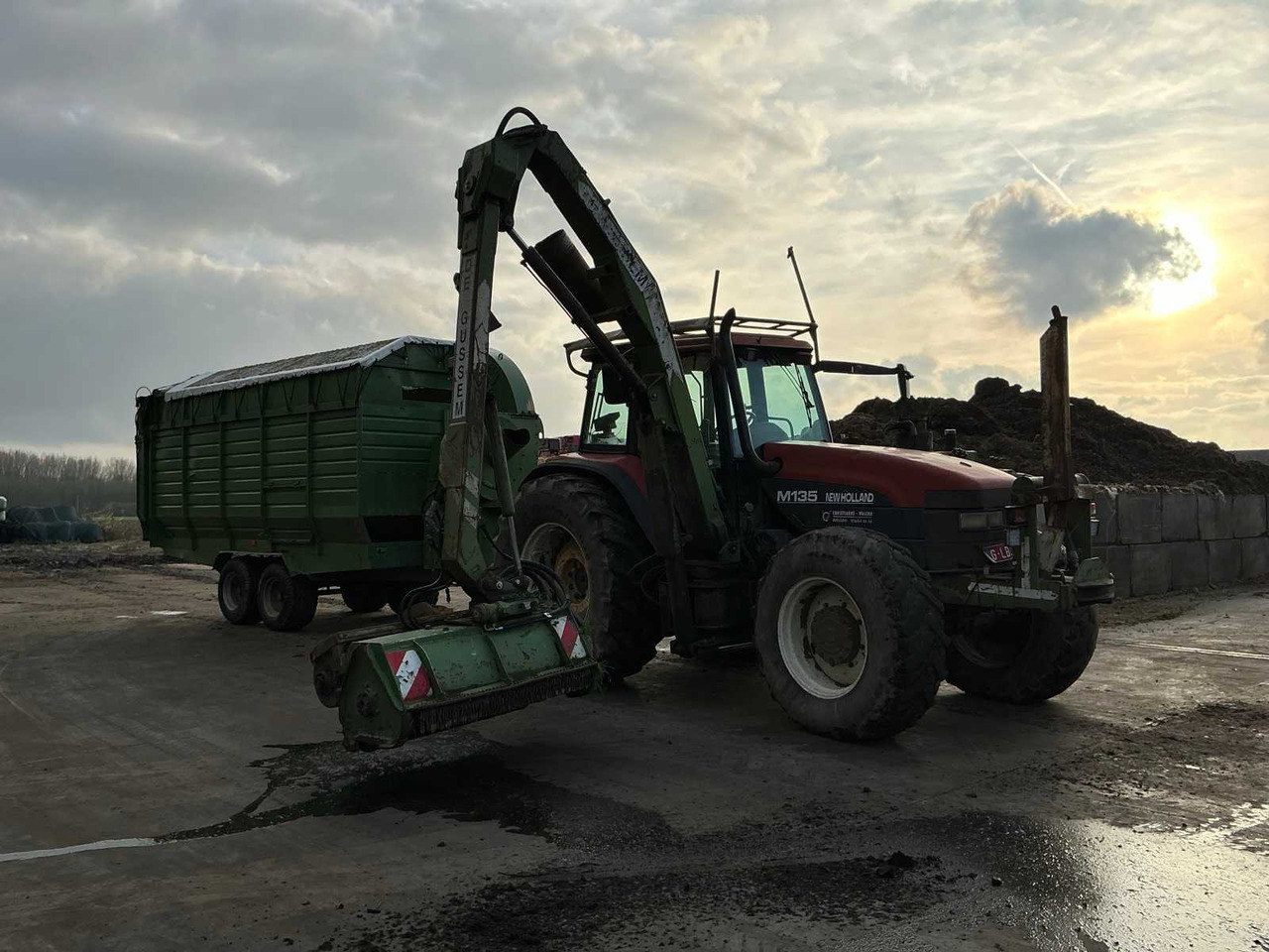 1999 NEW HOLLAND M135 FARM TRACTOR + MOWER ARM + BUCKET TRAILER - Farm tractor: picture 5 1999 NEW HOLLAND M135 FARM TRACTOR + MOWER ARM + BUCKET TRAILER - Farm tractor: picture 5