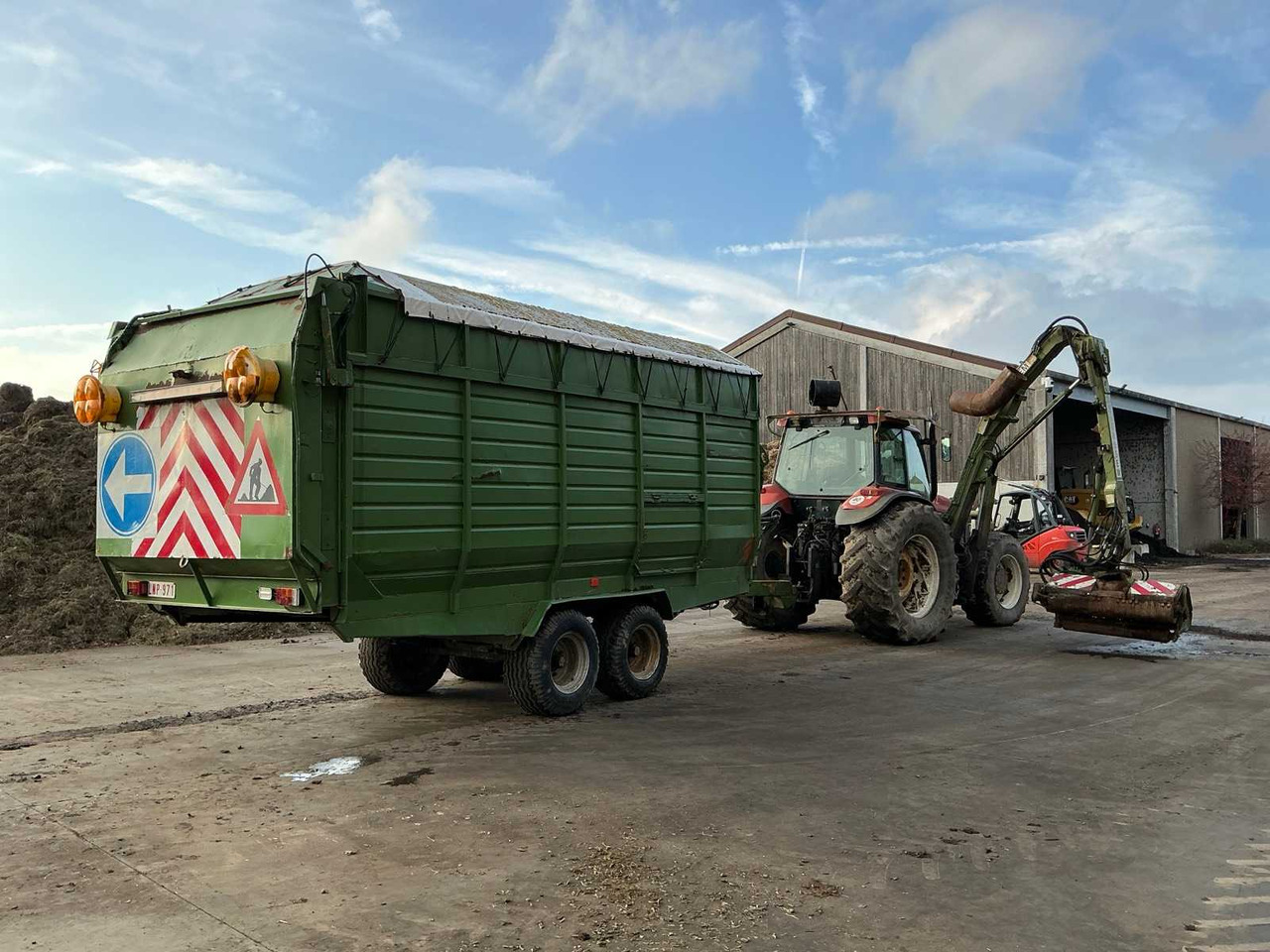 1999 NEW HOLLAND M135 FARM TRACTOR + MOWER ARM + BUCKET TRAILER - Farm tractor: picture 4 1999 NEW HOLLAND M135 FARM TRACTOR + MOWER ARM + BUCKET TRAILER - Farm tractor: picture 4