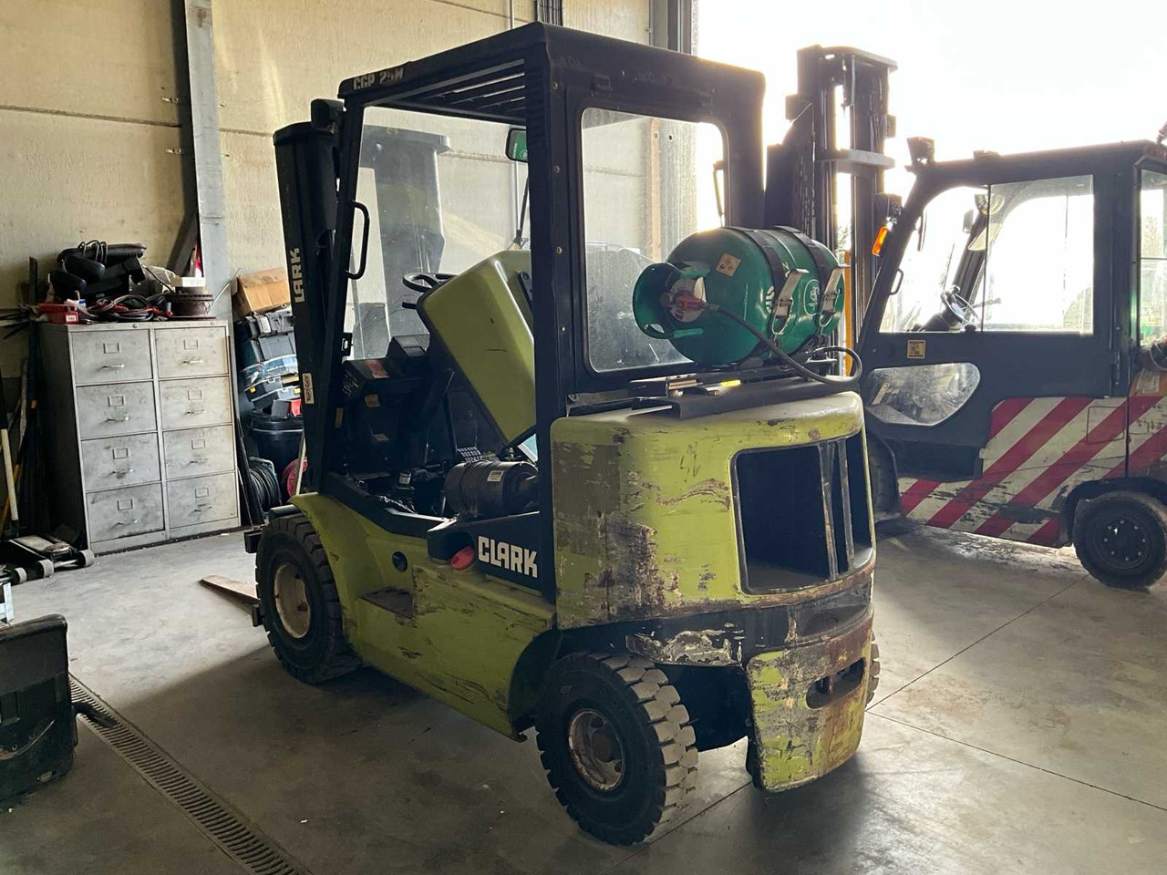 2001 CLARK CGP25H FORKLIFT - Forklift: picture 3 2001 CLARK CGP25H FORKLIFT - Forklift: picture 3