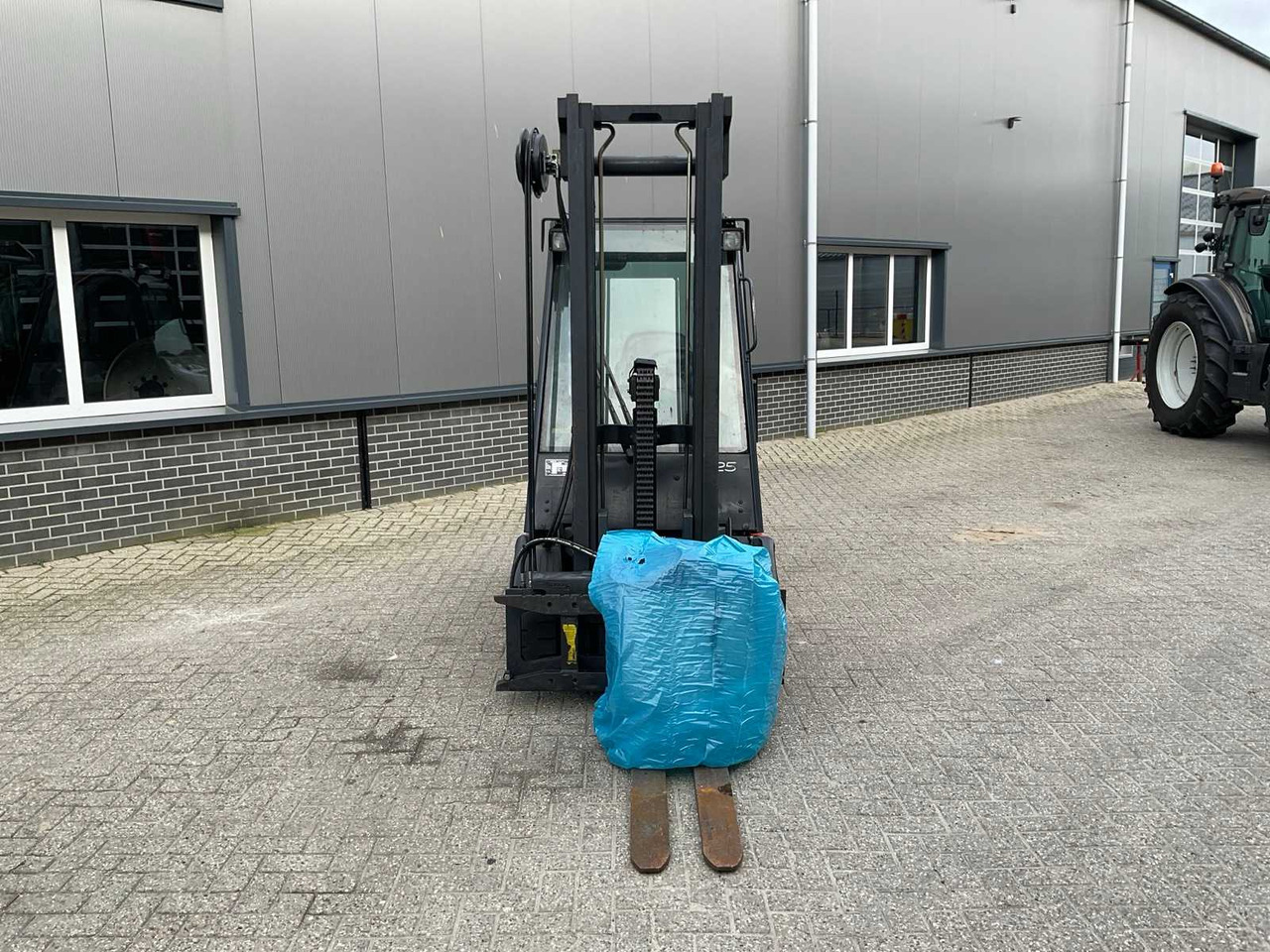 2004 LINDE E25-02 FORKLIFT - Forklift: picture 2 2004 LINDE E25-02 FORKLIFT - Forklift: picture 2