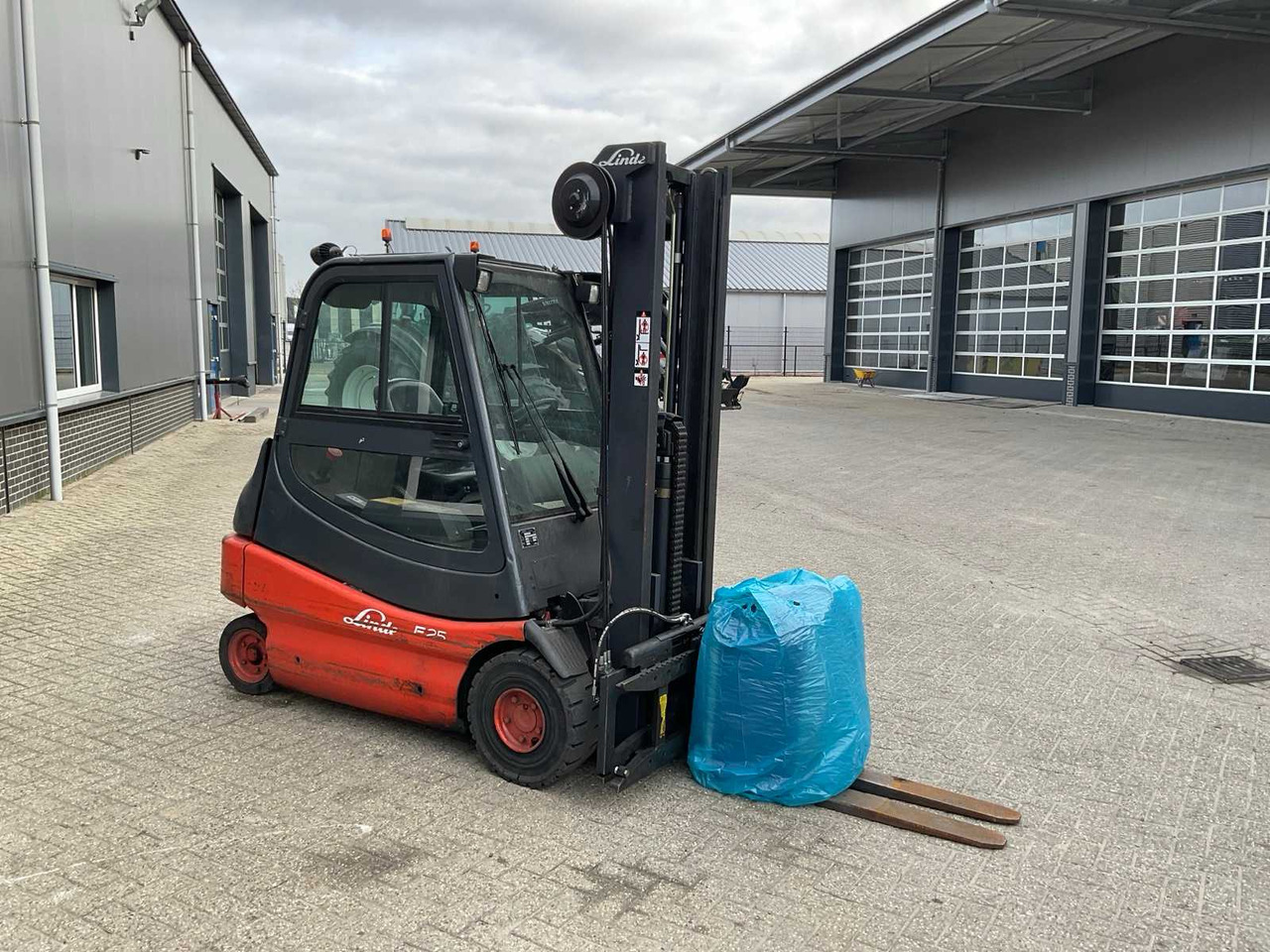 2004 LINDE E25-02 FORKLIFT - Forklift: picture 3 2004 LINDE E25-02 FORKLIFT - Forklift: picture 3