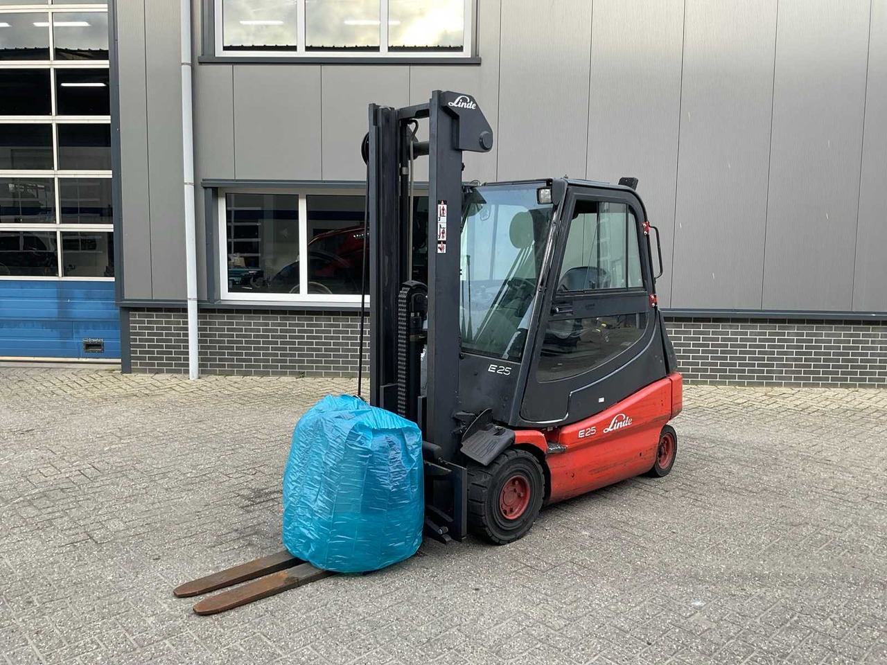 2004 LINDE E25-02 FORKLIFT - Forklift: picture 1 2004 LINDE E25-02 FORKLIFT - Forklift: picture 1